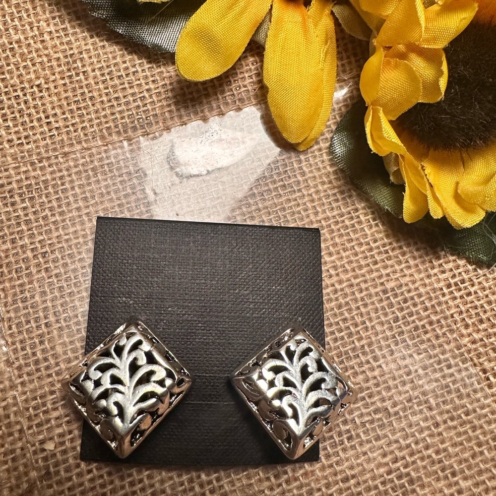 Vintage silver tone clip on earrings - GUC